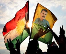 PKK-Fahnen mit Bild von PKK-Führer Abdullah Öcalan; Foto: dpa