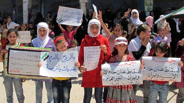 Mädchen in Idlib demonstrieren gegen die Assad-Diktatur; Foto: REUTERS