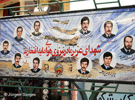 Märtyrerplakat für Opfer des iranisch-irakischen Krieges in Schiraz; Foto:  Jürgen Sorges