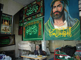 In diesem Laden werden verschiedene Banner für die Aschura-Rituale gefertigt und verkauft; Foto: Roshanak Zangeneh/DW