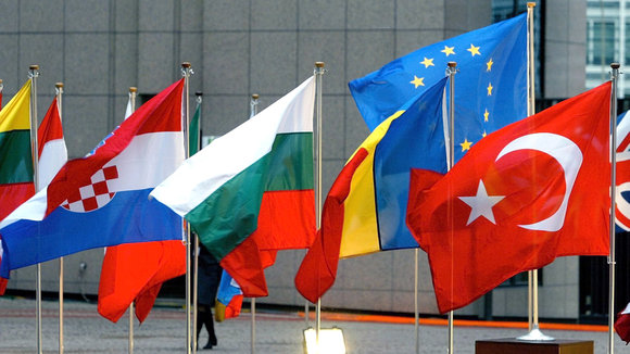 fahnen der EU-Staaten und der Türkei; Foto: dpa