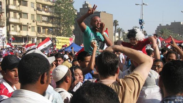احتفالات في ميدان التحرير بفوز مرسي لكن الاعتصام باق حتى تحقيق بقية الأهداف 