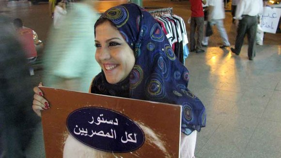 Eine Demonstrantin trägt ein Poster mit den Worten: Eine Verfassung für alle Ägypter!; Foto: DW