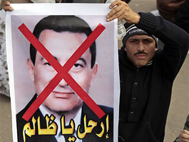 Demonstrant mit Transparent gegen Mubarak in Kairo; Foto: AP