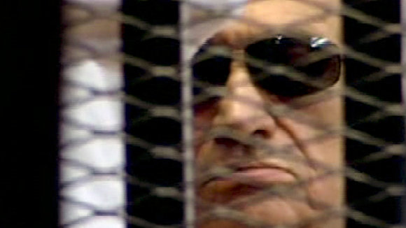 Ex-Präsident Mubarak im Gerichtsgebäude in Kairo; Foto: dapd