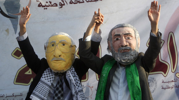 Palästinenische Demonstranten in Gaza-Stadt, verkleidet als Mahmud Abbas und Ismail Hanija, fordern Fatah und Hamas zur politischen Einigung auf; Foto: AP