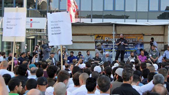 Der radikal-islamische Prediger Pierre Vogel während einer Kundgebung in Koblenz; Foto: dpa