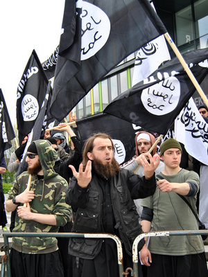 Islamische Fundamentalisten demonstrieren am Dienstag (01.05.2012) in Solingen; Foto: dpa