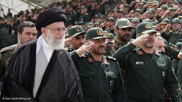 Revolutionsführer Ayatollah Ali Khamenei während einer Militärparade; Foto: Iranbriefing.net