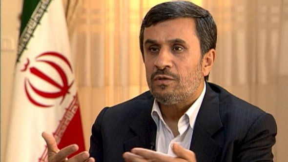 Iranischer Präsident Mahmud Ahmadinedschad im Interview mit ZDF-Moderator Claus Kleber; Foto: ZDF/DW