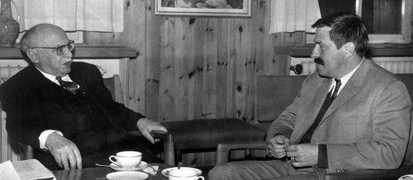 Günter Grass bei einem Treffen mit dem israelischen Ministerpräsidenten Levi Eschkol in den 1960er Jahren; Foto: dpa