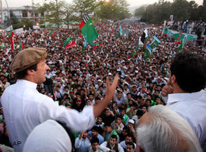 Imran Khan (links) während einer Kundgebung in Peschawar 2011; Foto: AP