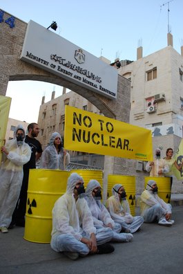 Aktion von Greenpeace- und Irhamouna-Aktivisten vor dem Energiem inisterium in Amman; Foto: &amp;copy, Greenpeace