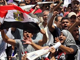 Ägyptische Demonstranten auf dem Tahrir-Platz protestieren gegen das Mubarak-Regime; Foto: dpa