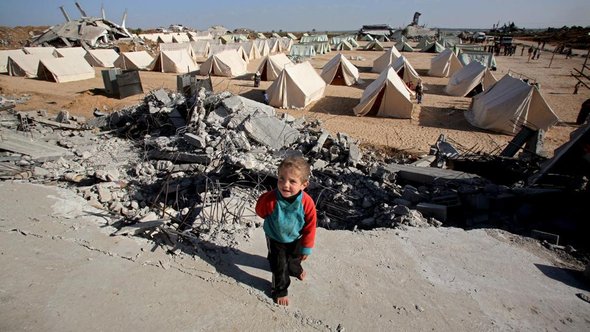 Palästinensischer Junge in einem Flüchtlingslager im Gazastreifen; Foto: dpa 