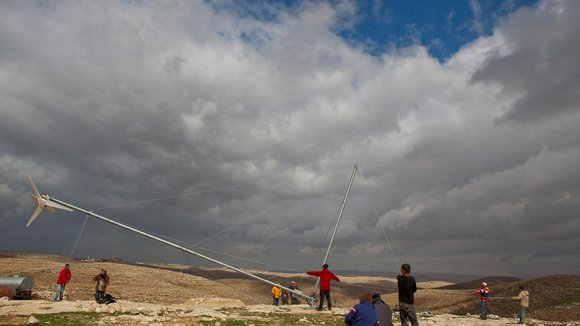 Errichtung einer Windkraftanlage im Westjordanland; Foto: DW