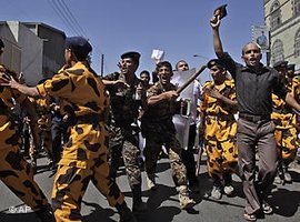 Violent clashes between police and opposition demonstrators in Sanaa (photo: AP/dapd)