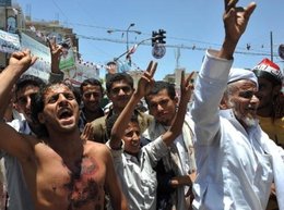 Demonstranten fordern den Rücktritt Salehs; Foto: dpa