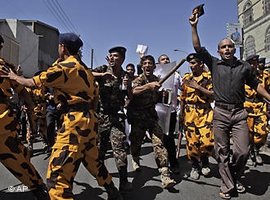 Zusammenstoß zwischen Polizei und Demonstranten in Sanaa; Foto: AP/dapd