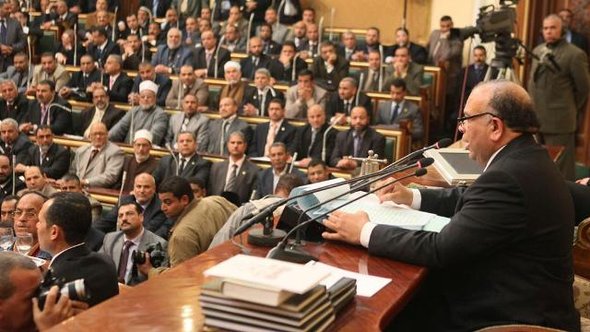 Ein Mitglied der Muslimbrüder spricht zum ägyptischen Parlament während der ersten Parlamentssitzung am 23.01.2012; Foto: REUTERS