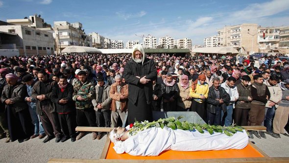 Begräbnis für ein Opfer des Assad-Regimes in der syrischen Stadt Idlib; Foto: AP/dapd