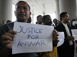 Anhänger Ibrahims hält Plakat mit der Aufschrift Gerechtigkeit für Ibrahim in der Hand; Foto: AP