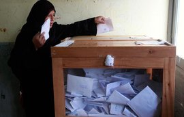 Wählerin bei der Stimmabgabe in El Arish; Foto: Reuters