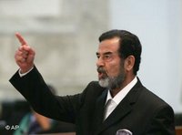 Saddam Hussein reagiert auf sein Todesurteil vor dem Obersten Gerichtshof in Bagdad, Foto: AP