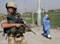 Britischer Nato-Soldat auf Patrouille in Kabul im Juli 2006; Foto: AP