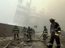 Feuerwehrleute vor den Trümmern des WTO; Foto: AP