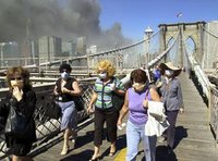 Frauen mit Mundschutz fliehen nach den Anschlägen über die Brooklyn Bridge; Foto: AP