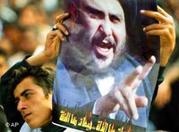Ein Anhänger des schiitischen Predigers Muktada al-Sadr auf einer Demonstration im Irak