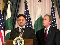 Pakistans Präsident Musharraf und US-Präsident Bush nach dem 11. September 2001; Foto: AP
