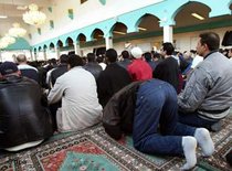Betende Muslime in Berlin; Foto: dpa