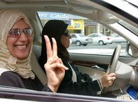 Kuwaitische Frauen im Auto zeigen das Victory-Zeichen; Foto: AP