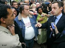 Innenminister Sarkozy im Gespräch mit Einwanderern im französischen Bobigny, Foto: AP