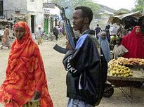 Bewaffneter Mann auf einem somalischen Markt, Foto: AP