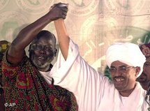 Sudans Präsident Omar el Bashir und der ehemalige Führer der Südsudanesischen Volksbefreiungsbewegung, John Garang; Foto: AP