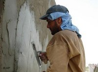 Maurer im Irak verputzt die Mauer einer Schule; Foto: AP