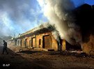 Brennendes Haus in Indien, Foto: AP