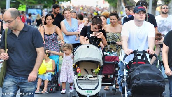 Proteste in Tel Aviv: Familien mit Kinderwagen; Foto: dpa