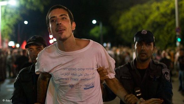 Polizisten führen einen Demonstranten ab; Foto: dapd