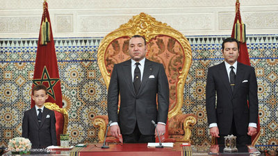 Mohamed VI. mit Prinz Moulay Rachid (rechts) und Prinz Moulay Hassan (links); Foto: dpa