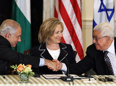 Netanjahu, Clinton und Abbas während der Nahostfriedensverhandlungen am 2. September 2010 in Washington; Foto: dpa