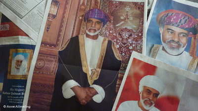 Elogen auf Sultan Qabus bin Said in omanischen Zeitungen zum 40-jährigen Amtsjubiläum; Foto: DW