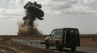 Angriff der libyschen Luftwaffe auf Rebellen; Foto: Hussein Malla, AP/dapd