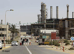 Erdölraffinerie im libyschen Zawiya; Foto: dapd