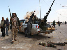 Bewaffnete Aufständische in Libyen; Foto: picture alliance/dpa