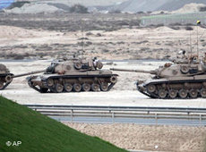 Panzer in Manama; Foto: AP