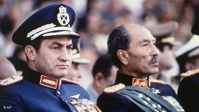 Hosni Mubarak (links) und Gamal Abdel Nasser (rechts) während einer Militärparade 1981; Foto: AP